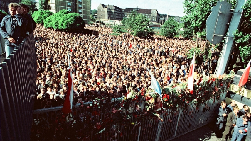 Mieszkańcy pod Bramą nr 2 Stoczni Gdańskiej im. Lenina w czasie strajku sierpniowego. 31 sierpnia 1980. Fot. Stanisław Składanowski / Cbiory ECS