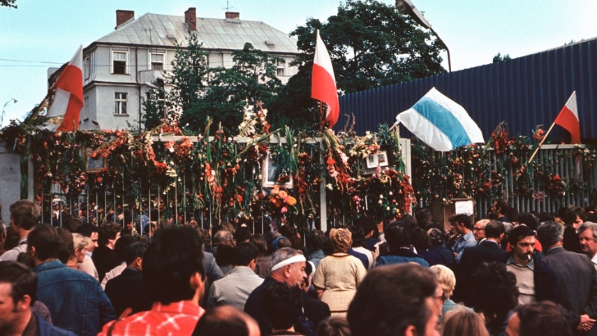 Polacy zebrani pod stoczniową bramą nr 2 podczas strajku sierpniowego w 1980 roku