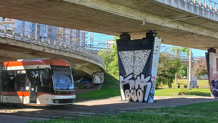 Tramwaj pod wiaduktem samochodowym w Gdańsku