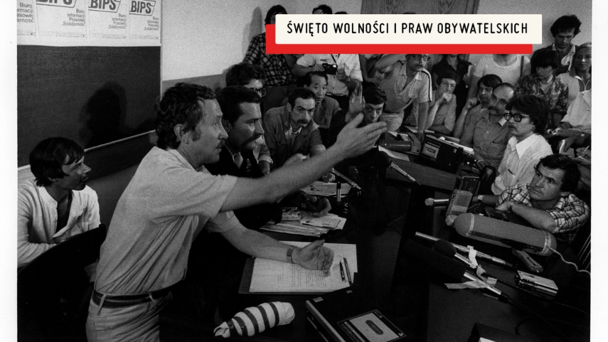 Konferencja prasowa na zakończenie 3-dniowych obrad Komisji Krajowej z udziałem przedstawicieli strony rządowej, przy mikrofonie rzecznik związku Janusz Onyszkiewicz, obok Lech Wałęsa, Gdańsk, 12 sierpnia 1981.