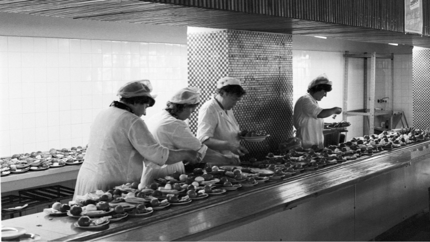 Bufet na I Krajowym Zjeździe Delegatów NSZZ „Solidarność” w Hali Olivia w Gdańsku, 1981. Fot. Giedymin Jabłoński / zbiory Europejskiego Centrum Solidarności