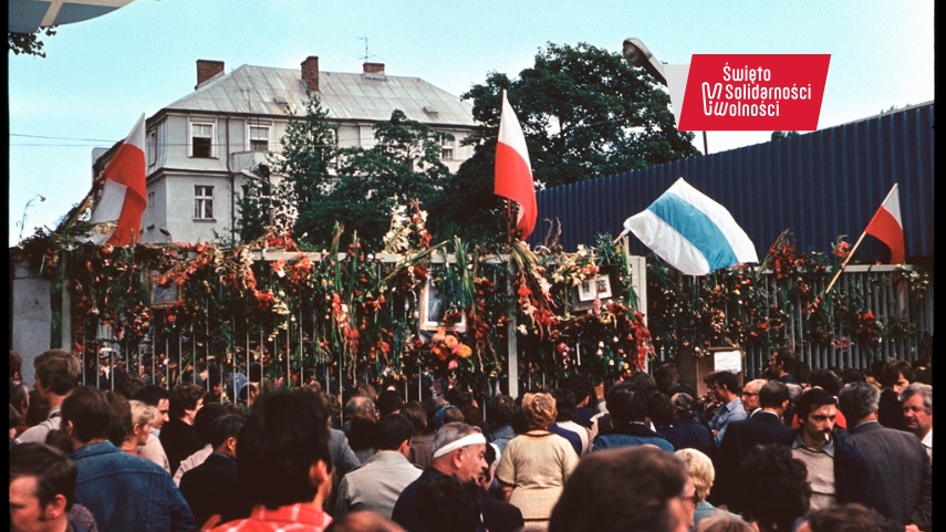 Polacy zebrani pod stoczniową bramą nr 2 podczas strajku sierpniowego w 1980 roku