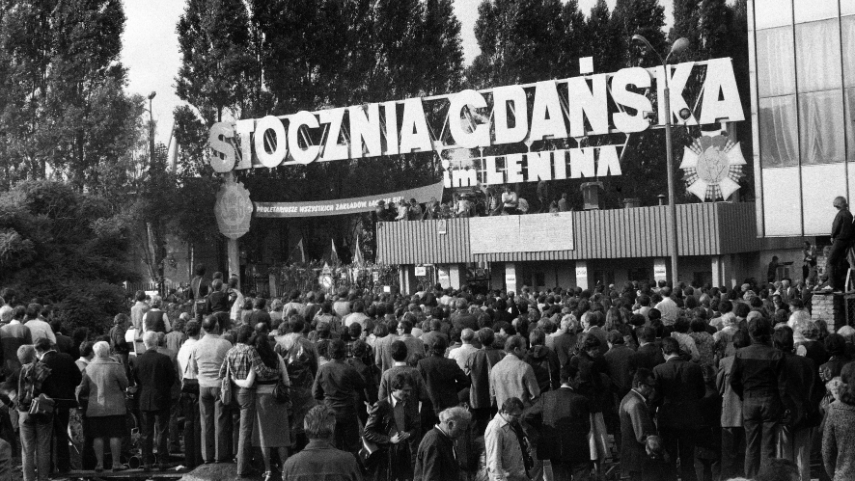 strajkujący pod stoczniową bramą nr 2