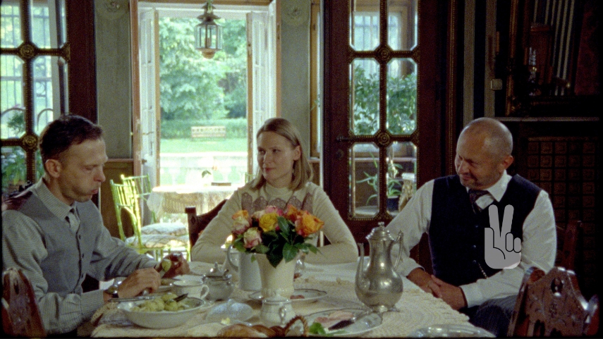 Kadr z filmu Człowiek do wszystkiego