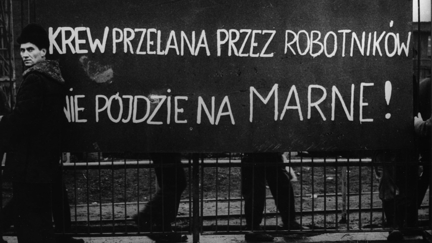 Mieszkańcy pod bramą