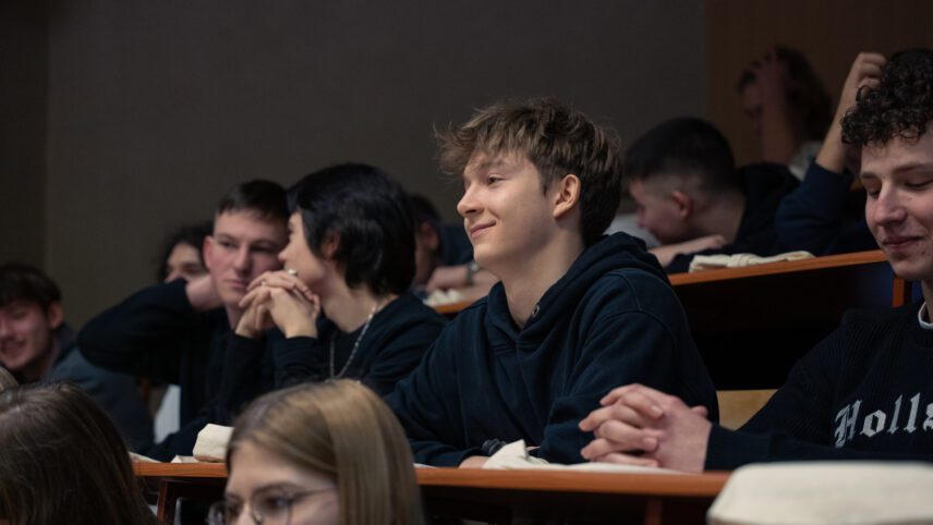 zdjęcie przedstawia grupę młodzieży podczas wykładu w auli