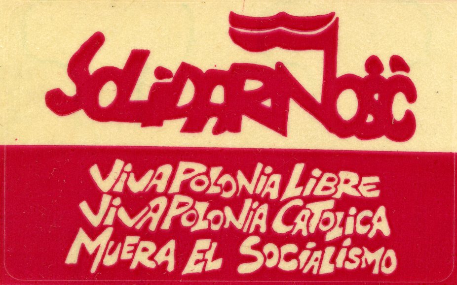 Wzorowany na znaku „Solidarność” Jerzego Janiszewskiego hiszpańskojęzyczny napis: „Solidarność. Viva Polonia Libre / Viva Polonia Catolica / Muera el socialismo” (pol. „Niech żyje wolna Polska / Niech żyje Polska katolicka / Śmierć socjalizmowi”) powstały w Meksyku w środowisku popierającej antykomunistyczną opozycję w Polsce Polonii. 
Komitet Wsparcia Solidarności w Meksyku, lata 80. XX w., dar Jolanta Nitosławska Romer i Albert Stebelski Orlowski / zbiory ECS