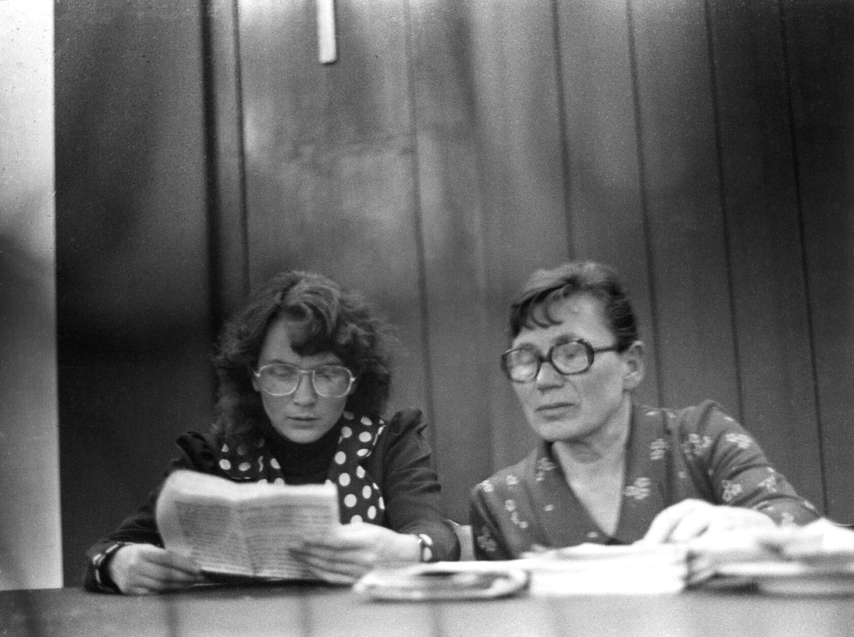 Obrady w Sali BHP podczas strajku sierpniowego w Stoczni Gdańskiej im. Lenina, przy stole konferencyjnym siedzą: Alina Pienkowska i Anna Walentynowicz, 29 sierpnia 1980